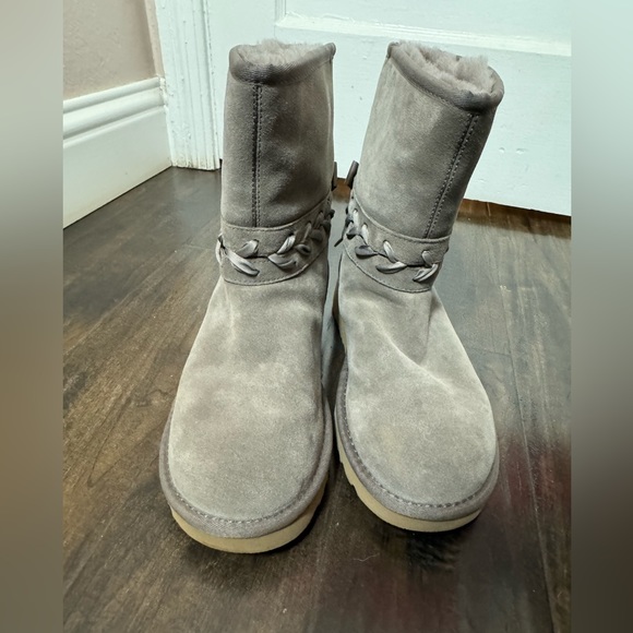 Ugg boots size 8 - Picture 1 of 5